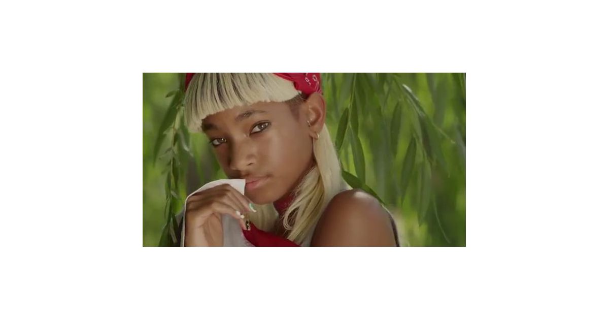 Willow Smith blonde dans le clip de Summer Fling Purebreak