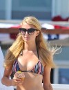 Paris Hilton montre son corps parfait à la plage le samedi 6 juillet 2013