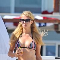Paris Hilton en bikini : journée détente à la plage
