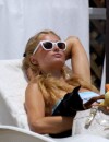 Paris Hilton : bronzette avec son chien à Los Angeles le dimanche 7 juillet 2013