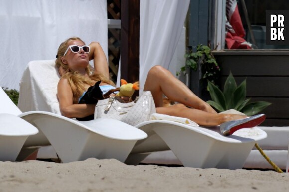 Paris Hilton : bronzette avec son chien à Los Angeles le dimanche 7 juillet 2013