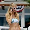 Paris Hilton ne lâche pas son téléphone à la plage le dimanche 7 juillet 2013