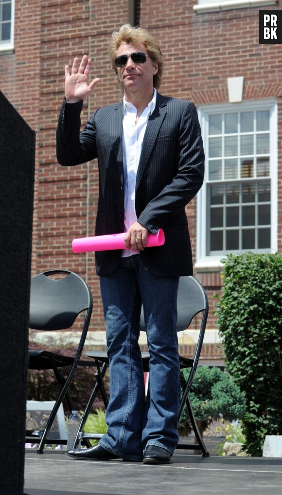 Jon Bon Jovi s'implique face au dégâts de l'ouragan Sandy, lundi 8 juillet 2013 dans le New Jersey