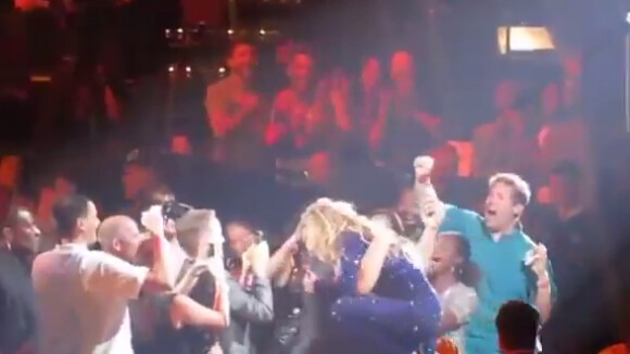 Beyoncé : un fan Crazy In Love s'évanouit après un câlin avec la chanteuse