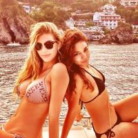 Vanessa Hudgens : sexy en bikini pendant son passage à Capri