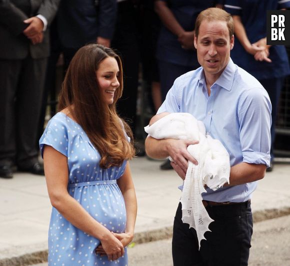 Kate Middleton et le Prince William présentent le bébé royal le 23 juillet 2013 devant l'hôpital St Mary's de Londres