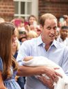 Kate Middleton et le Prince William présentent le bébé royal le 23 juillet 2013 devant l'hôpital St Mary's de Londres