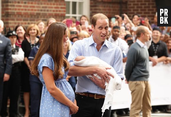 Kate Middleton et le Prince William présentent le bébé royal le 23 juillet 2013 devant l'hôpital St Mary's de Londres