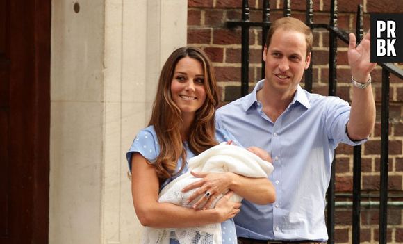 Kate Middleton et le Prince William présentent le bébé royal le 23 juillet 2013 devant l'hôpital St Mary's de Londres