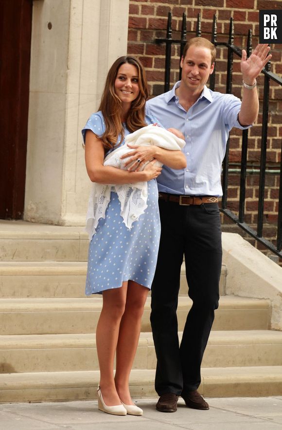 Kate Middleton et le Prince William présentent le bébé royal le 23 juillet 2013 devant l'hôpital St Mary's de Londres