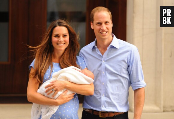 Kate Middleton et le Prince William présentent le bébé royal le 23 juillet 2013 devant l'hôpital St Mary's de Londres