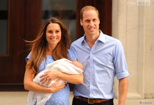Kate Middleton et le Prince William présentent le bébé royal le 23 juillet 2013 devant l'hôpital St Mary's de Londres
