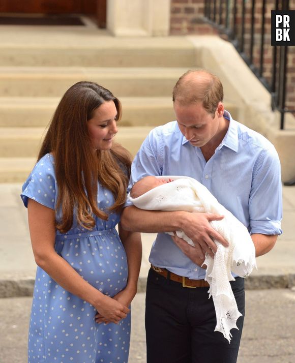 Kate Middleton et le Prince William présentent le bébé royal le 23 juillet 2013 devant l'hôpital St Mary's de Londres