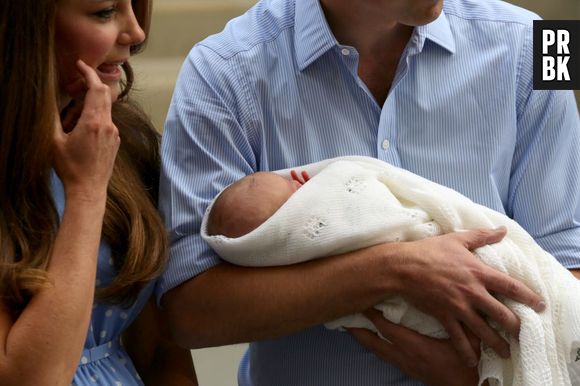 Kate Middleton et le Prince William présentent le bébé royal le 23 juillet 2013 devant l'hôpital St Mary's de Londres