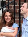 Kate Middleton et le Prince William présentent le bébé royal le 23 juillet 2013 devant l'hôpital St Mary's de Londres