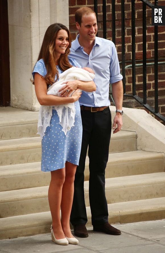 Kate Middleton et le Prince William présentent le bébé royal le 23 juillet 2013 devant l'hôpital St Mary's de Londres