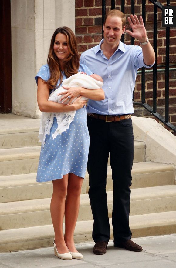 Kate Middleton et le Prince William présentent le bébé royal le 23 juillet 2013 devant l'hôpital St Mary's de Londres
