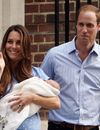 Kate Middleton et le Prince William présentent le bébé royal le 23 juillet 2013 devant l'hôpital St Mary's de Londres