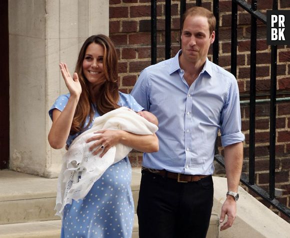 Kate Middleton et le Prince William présentent le bébé royal le 23 juillet 2013 devant l'hôpital St Mary's de Londres
