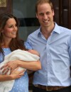 Kate Middleton et le Prince William présentent le bébé royal le 23 juillet 2013 devant l'hôpital St Mary's de Londres