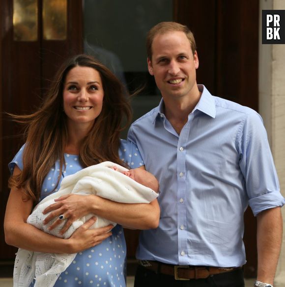 Kate Middleton et le Prince William présentent le bébé royal le 23 juillet 2013 devant l'hôpital St Mary's de Londres