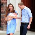 Kate Middleton et le Prince William présentent le Prince George Alexander Louis royal le 23 juillet 2013 devant l'hôpital St Mary's de Londres