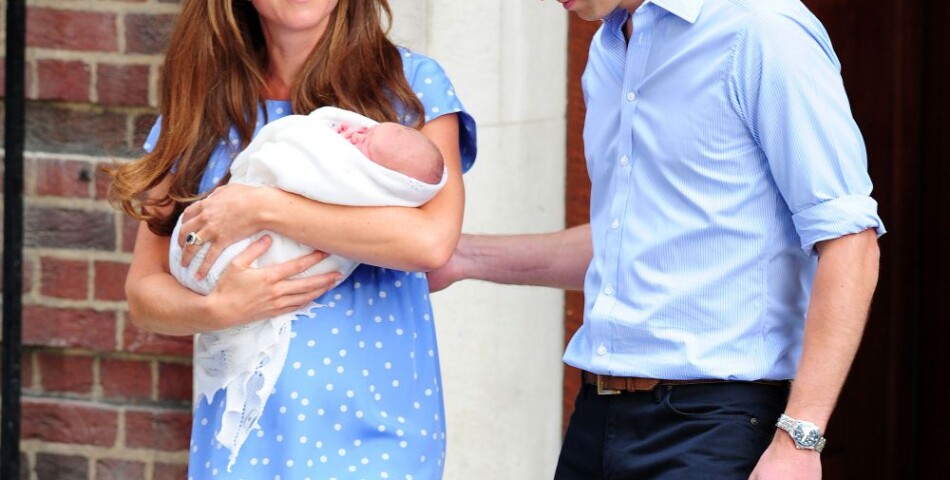 Kate Middleton et le Prince William présentent le Prince George Alexander Louis royal le 23 juillet 2013 devant l&#039;hôpital St Mary&#039;s de Londres