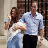 Kate Middleton et le Prince William présentent le Prince George Alexander Louis le 23 juillet 2013 devant l'hôpital St Mary's de Londres