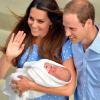 Kate Middleton et le Prince Williams présentant leur fils George Alexander Louis