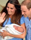 Kate Middleton et le Prince Williams présentant leur fils George Alexander Louis