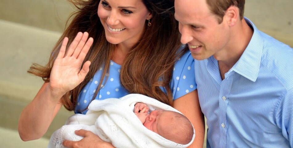 Kate Middleton et le Prince Williams présentant leur fils George Alexander Louis