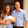 Kate Middleton et le Prince William et leur bébé royal, le 23 juillet 2013 devant l'hôpital St Mary's de Londres