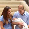 Kate Middleton, le Prince George et le Prince William, le 23 juillet 2013 à Londres