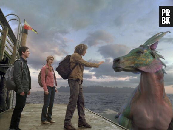 Un hippocampe vient à la rescousse de Percy, Annabeth et Tyson dans Percy Jackson : La Mer des Monstres