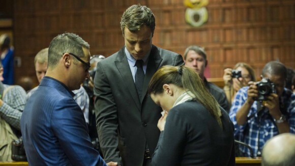 Oscar Pistorius : l'athlète en larmes au moment d'apprendre la date de son procès