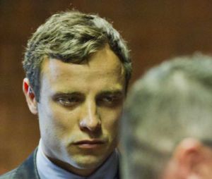 Oscar Pistorius face au tribunal de Pretoria suite à la mort de Reeva Steenkamp, le 19 août 2013