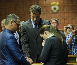 Oscar Pistorius : prière familiale, le 19 août 2013 au tribunal de Pretoria