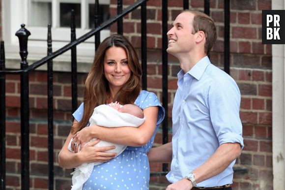 Kate Middleton et le Prince William présentent le bébé royal le 23 juillet 2013 devant l'hôpital St Mary's de Londres