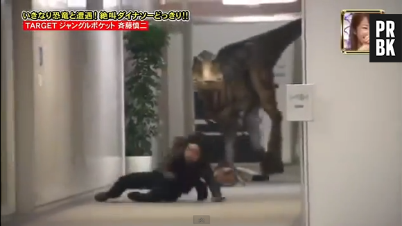 Japon : un homme effrayé par un dinosaure dans une caméra cachée