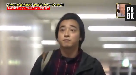 Japon : un homme effrayé par un dinosaure dans une caméra cachée