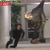Japon : un homme effrayé par un dinosaure dans une caméra cachée