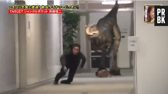 Japon : un homme effrayé par un dinosaure dans une caméra cachée