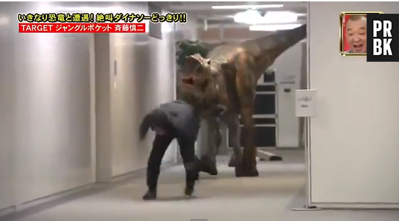 Japon : un homme effrayé par un dinosaure dans une caméra cachée