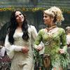 Once Upon a Time saison 3 : la Fée Clochette (Rose McIver) et Regina (Lana Parrilla)