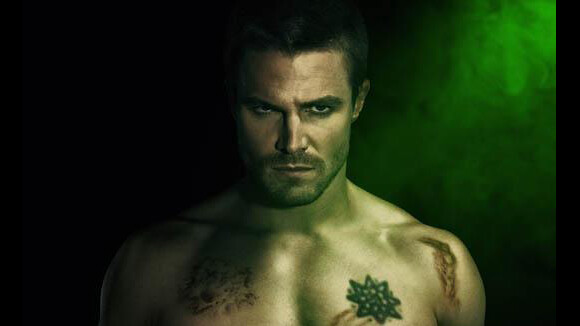 Arrow saison 2 : les acteurs torse nu sur les posters