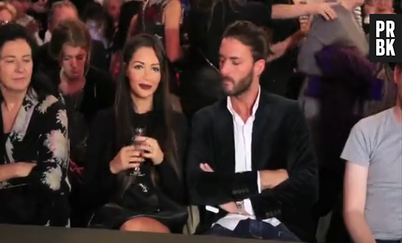 Nabilla Benattia : des photographes se battent pour elle lors du défilé de Jean-Paul Gautier, ce samedi 28 septembre, au Paradis Latin