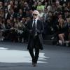 Karl Lagerfeld : le directeur artistique Chanel a les gros dans le collimateur