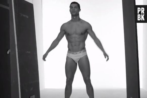 Cristiano Ronaldo : des abdos en béton