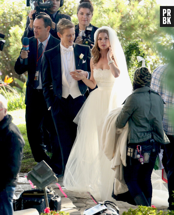 Revenge saison 3 : Nolan escorte Emily sur le tournage le 29 octobre 2013
