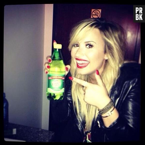Demi Lovato se tape la pose avec Selena Gomez sur le plateau de X Factor le 7 novembre 2013